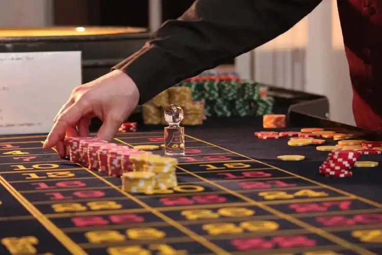 Live Card Games — ဒိုင်သမားနှင့် စစ်မှန်သောကာစီနိုအတွေ့အကြုံ